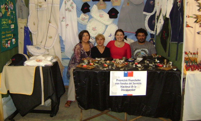 La Directora Regional del Senadis junto a personas con discapacidad que participan en la Feria Artesanal Internacional de Valdivia