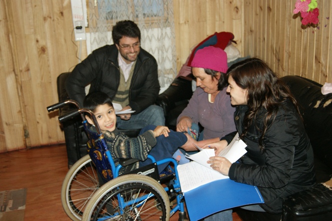 Funcionarios de Senadis junto a una de las familias encuestadas en la región del Biobío.