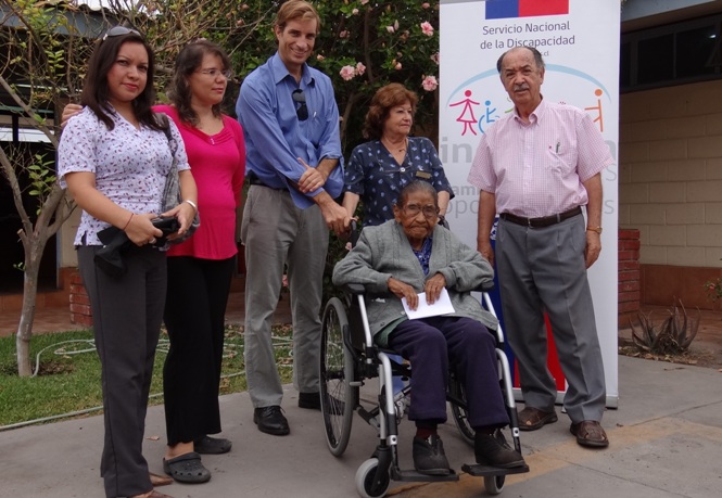 Director Regional de Arica durante la entrega de la silla de ruedas