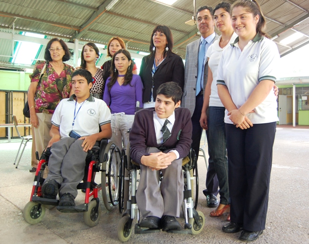 Autoridades regionales junto a alumnos del Liceo Pablo Neruda