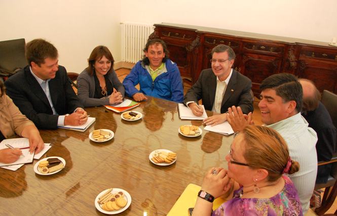Ministro Lavín y Oscar Mellado junto a representantes del Movimiento Social de Aysén
