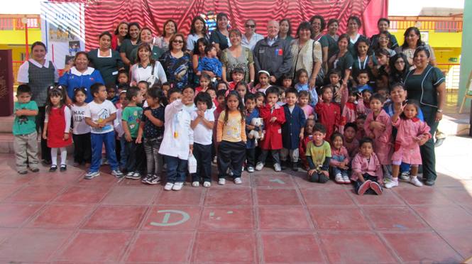 Director Regional del Senadis junto a niños y niñas del jardín infantil DUMBO de Antofagasta