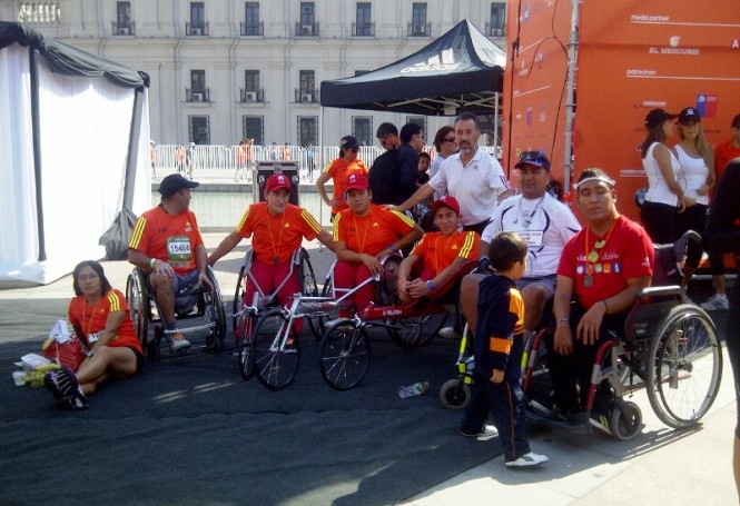Patricio Delagado, Encargado del área deportes de SENADIS, junto a atletas con discapacidad.