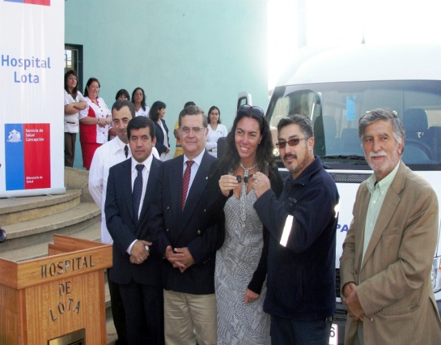 Michelle Orthusteguy entrega  las llaves al conductor del Móvil de Rehabilitación, junto a al Alcalde de Lota, y autoridades del Hospital de Lota.