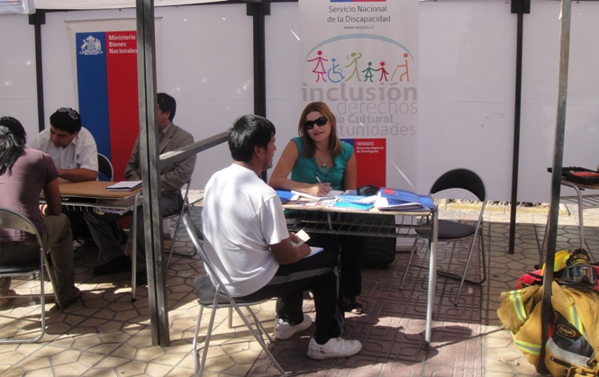 Ximena Arancibia, profesional de la Dirección Regional de Antofagasta entregando información durante Gobierno en Terreno.