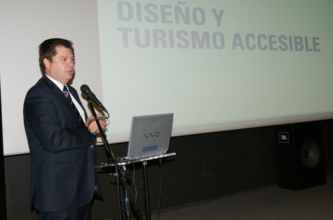 El Director Nacional del Senadis exponiendo en el seminario Turismo Accesible