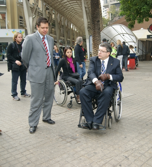 Director del Senadis junto al arquitecto Enrique Rovira durante el recorrido por las calles de Santiago.