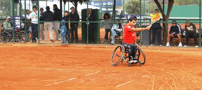 Robinson Méndez jugando en el NEC Wheelchair Tennis Tour Copa Banco de Chile