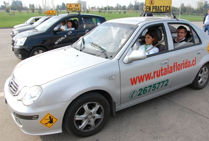 Ministro Lavín en vehículo conducido por una joven con discapacidad visual.