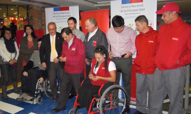 Autoridades regionales y pesonas con discapacidad en campaña de estacionamientos