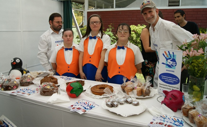 Representantes del Taller laboral de Anadime en la Feria Gastronómica de Coocende