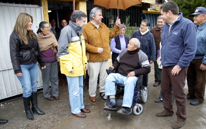 Autoridades acompañan a Juan Torres en un recoorido por la calles de su población.