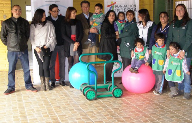 Autoridades junto a educadoras y niños y niñas del Jardín Infantil María Flora Yáñez de la comuna de Renca