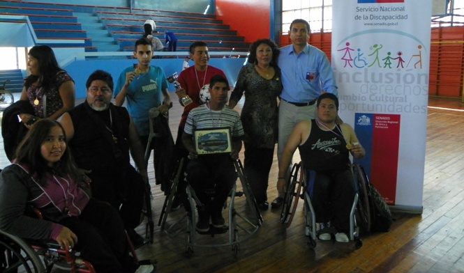 Director Regional del Senadis junto a los deportistas que fueron premiados.