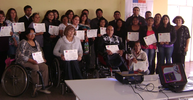 Director Regional del Senadis junto a las personas que recibieron su certificación del curso.