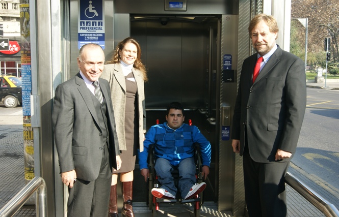 María Ximena Rivas, Pedro Pablo Errázuriz y Fernando Cañas junto a Carlos Mora en el lanzamiento del Plan de Accesibilidad de Metro