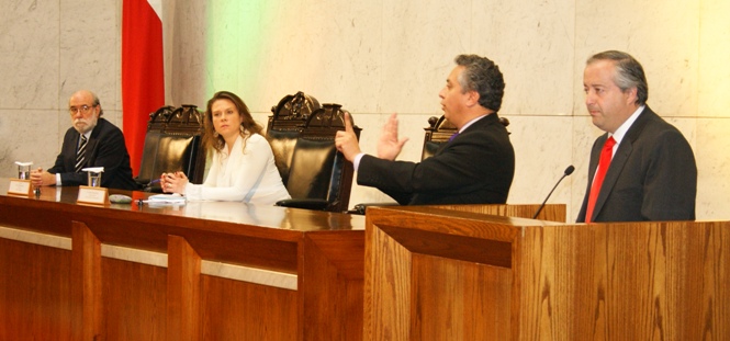 Diputados Monckeberg y Accorsi y Directora Nacional del SENADIS inauguran seminario en Congreso.