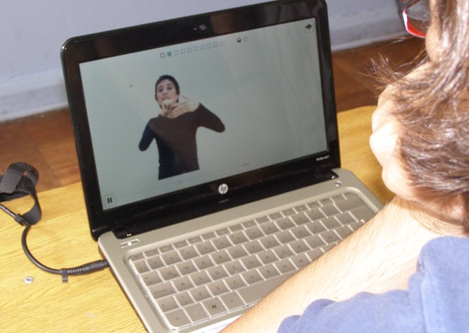 Computador con la imagen de una intérprete de Lengua de Señas