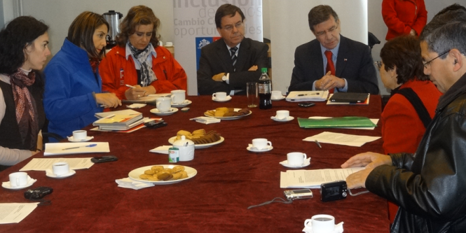 Ministro Lavín y Directora Regional del Senadis en encuentro con Organización de Personas con Discapacidad 