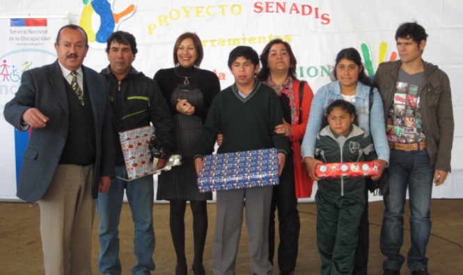Directora regional, Vanessa Valdés, en entrega de recursos a alumnos de la Escuela Santa Rita