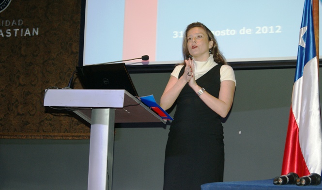 La Directora Nacional del Senadis, María Ximena Rivas, entregó un saludó en Lengua de Señas Chilena en la Cuenta Pública 2011