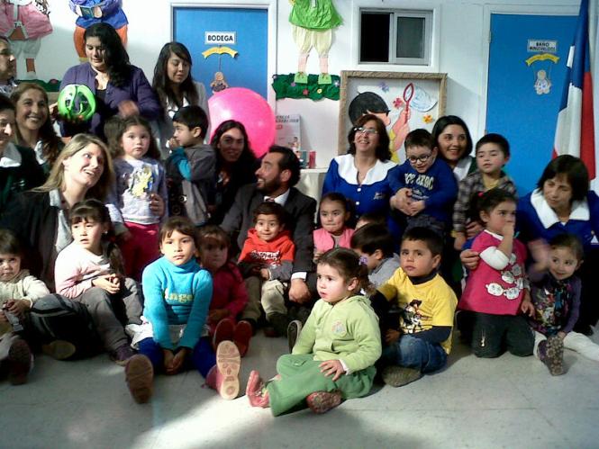 Directora Regional del Senadis junto a niños de los jardines infantiles de Ñuble.