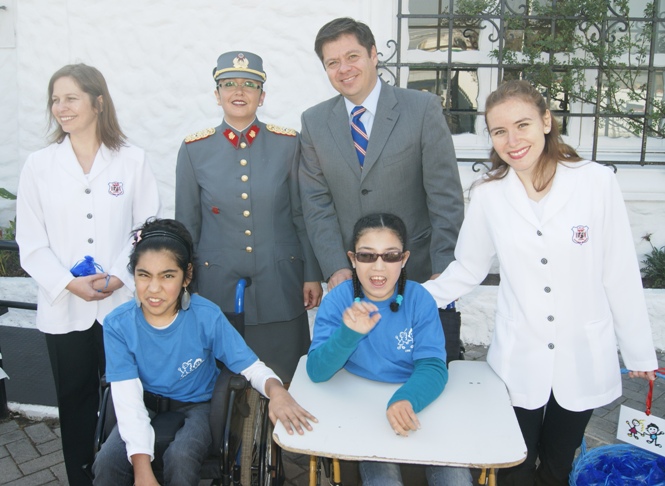 Óscar Mellado y la Mayor María Elena Puentes junto a niños del Centro.