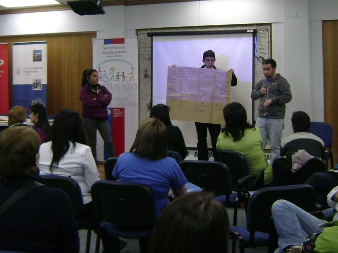 Participantes del Primer Diálogo Participativo de Educación e Inclusión organizado por RESIM en un grupo de trabajo. 