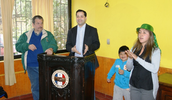 William Martínez entrega un saludo en la celebración del Día Internacional de las Personas Sordas.
