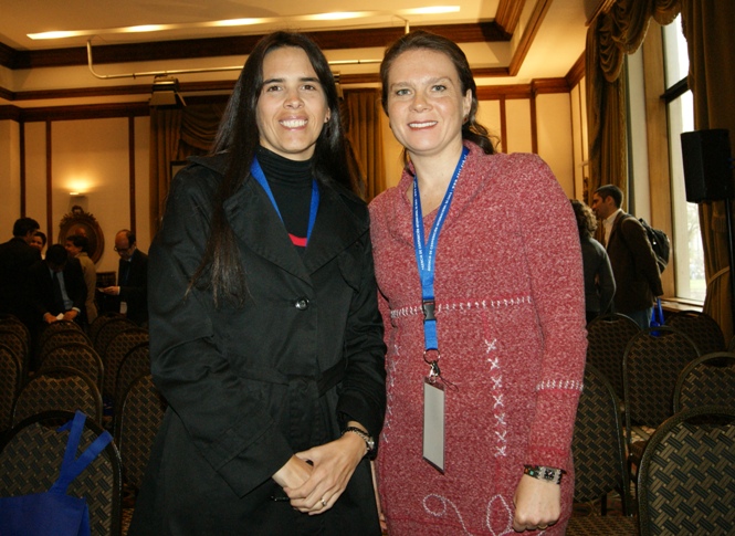 La Directora Nacional del SENADIS, María Ximena Rivas, junto con la Subsecretaria de Evaluación Social, Soledad Arellano. 