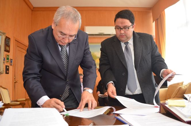 El Director Regional de SENADIS Los Lagos, Pablo Zambrano, con el Alcalde de Osorno, Jaime Bertin, durante la firma del convenio. 