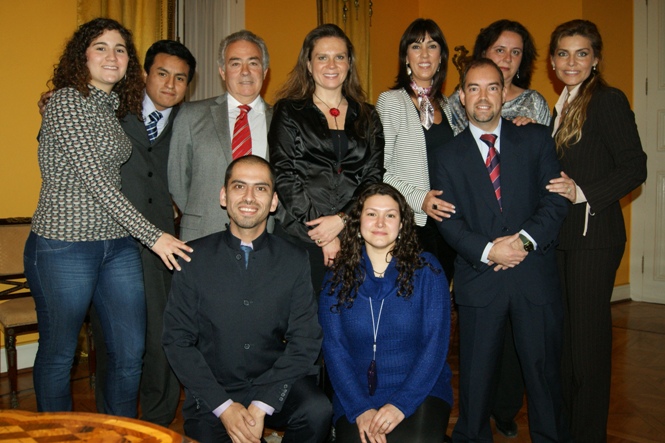 La Directora Nacional de Senadis, María Ximena Rivas, acompañada de las diputadas Molina y Zalaquett y los representantes de la comunidad sorda. 
