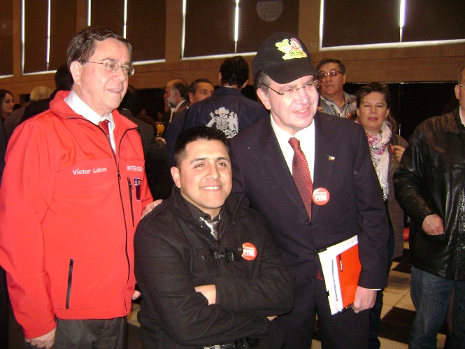 Raúl Cisternas junto al ministro de Desarrollo Social, Joaquín Lavín, y el Intendente Regional, Víctor Lobos.