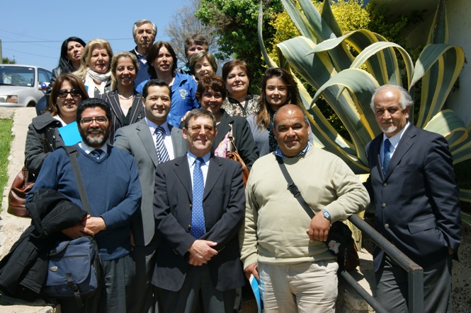 El Jefe de Gabinete del Senadis, William Martínez, y el Director Regional de Senadis Valparaíso, Francisco Laso, junto a los integrantes de la reunión. 