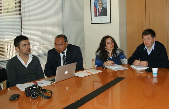 Oscar Mellado, Subdirector Nacional de Senadis, junto a los asistentes de la reunión. 