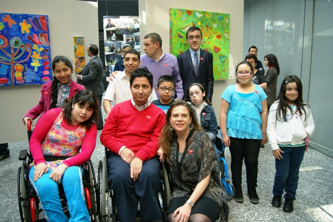 Directora Nacional de Senadis, María Ximena Rivas, junto a los a los expositores de la muestra 