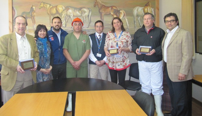 Autoridades regionales en el Frigorífico Temuco junto a representantes de la empresa y trabajador