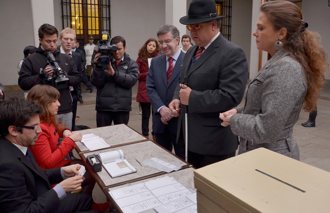 Ministro Lavín y Directora Nacional del Senadis junto al Presidente de la Uncich, Sergio Cabello durante la demostración de la votación con plantilla Braille