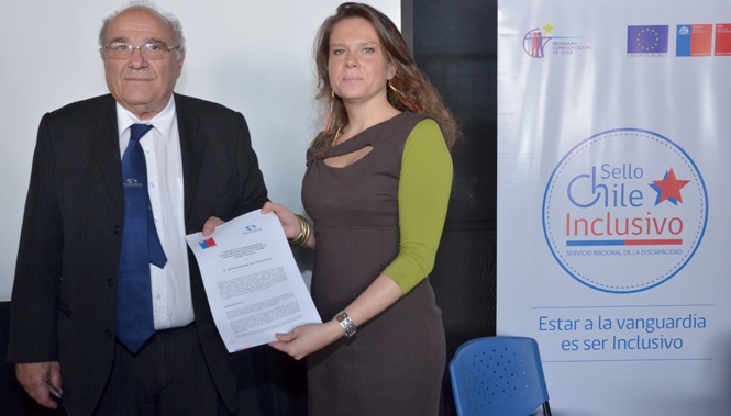Directora Nacional del Senadis junto al presidente de Asexma muestran convenio firmado por ambos organismos
