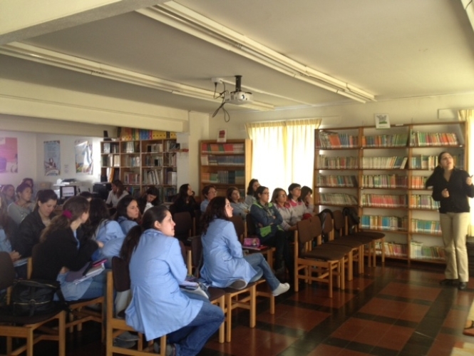 Victoria Jara, profesional de Senadis, dictando charla a las profesoras del Colegio Parroquial Santa Rosa de Lo Barnechea.