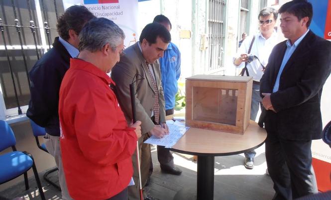 Victor Chiappa, quien presenta discapacidad visual utiliza la Plantilla Braille para votar.