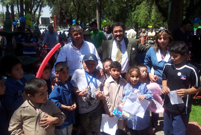 Alcalde Luis Plaza y Eladio Recabarren junto con estudiantes de las escuelas especiales. 