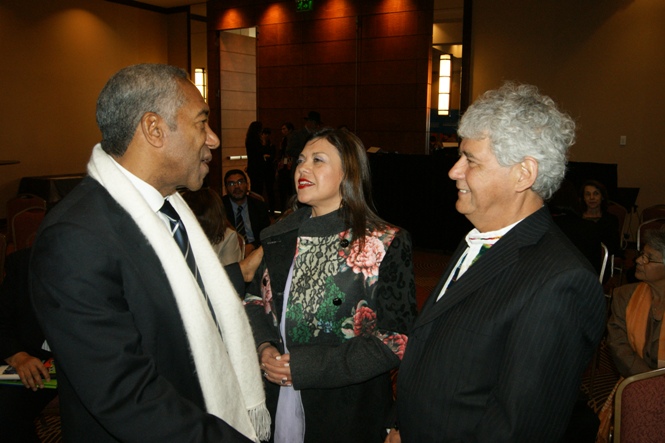 Representante de República Dominicana conversa con María Soledad Cisternas y Enrique Norambuena.