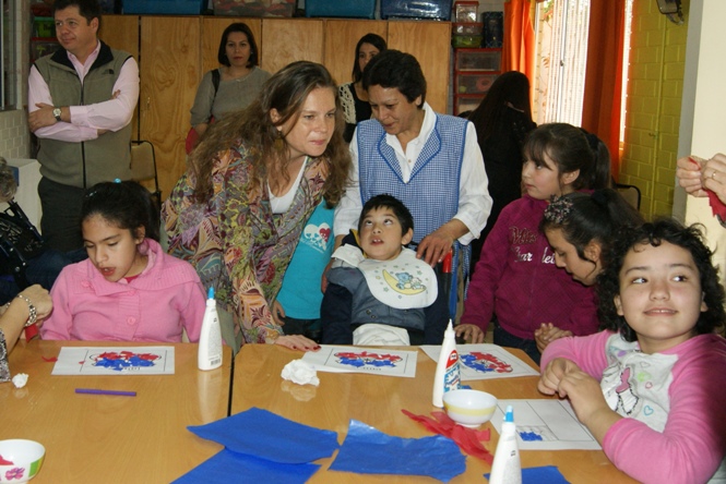 Directora Nacional del Senadis, María Ximena Rivas, junto con niños con discapacidad.