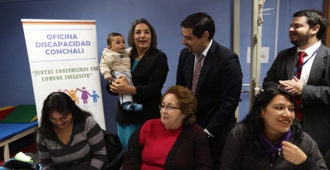 Ministra Fernanda Villegas junto al Director Nacional del Senadis durante la celebración del Día de la Madre.