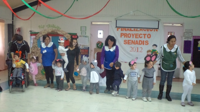 Presentación realizada por educadoras junto a integrantes del Jardín Infantil en Osorno.