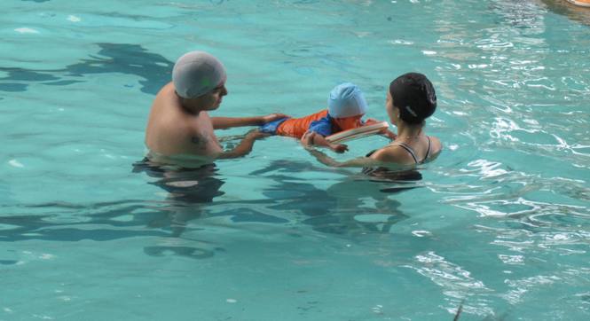 Uno de los niños beneficiados con el proyecto en la piscina