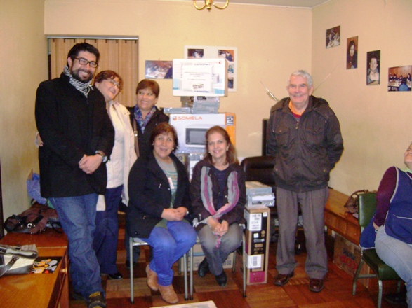 Ángel Sarmiento de Senadis junto a representantes de la agrupación Bella Existencia