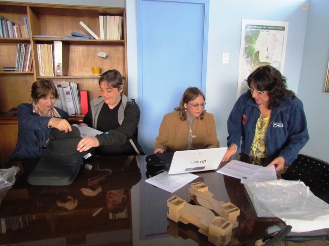 Autoridades regionales entregan ayudas técnicas a personas con discapacidad visual de Magallanes.