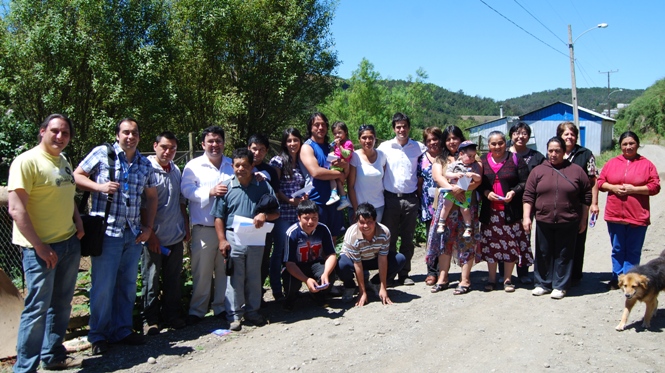 Seremi de Desarrollo Social, Felipe de Mussy junto a Director del Senadis y habitantes del campamento de Quellón.